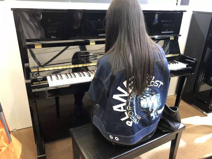 参观来宾试奏德扑之星钢琴