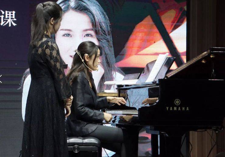 科技推动音乐教育创新，张希教授《古典主义时期钢琴奏鸣曲的演绎》公开课圆满成功