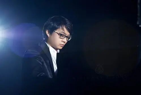 宋思衡的“宅抗疫” | 挑战主播、筹集口罩、闭关作曲，这位取消了20场演出的钢琴家原来这么忙！